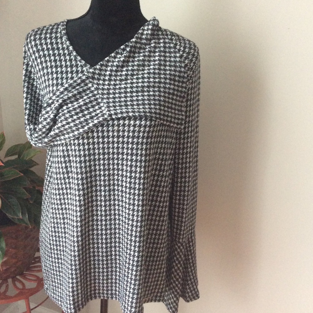 MICHAEL KORS Blouse. Black and White. Size Large - Picture 5 of 7